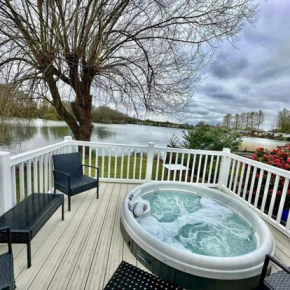 The Lakeside21 Caravan 8 berth with Hot tub at Tattershall Lakes